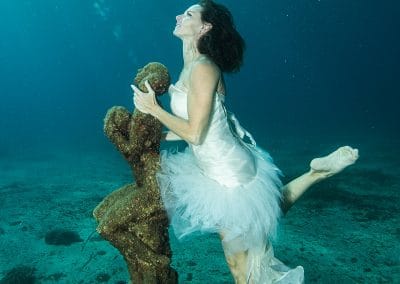 Virginie Dedieu,triple championne du Monde en solo avec la sculpture La Graine et la Mer de Davide Galbiati